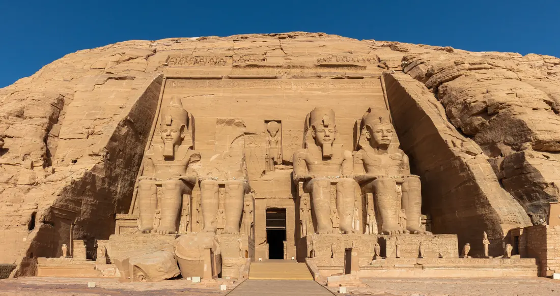 Die kolossalen Figuren des Tempels von Abu Simbel