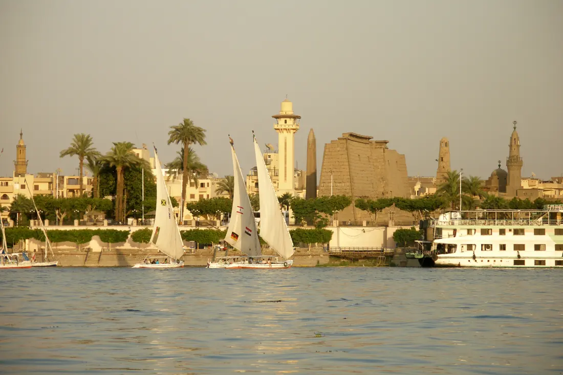 Segelboote auf dem Nil vor der Uferpromenade von Luxor