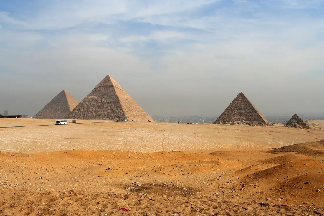 Die Pyramiden von Gizeh in der Wüste