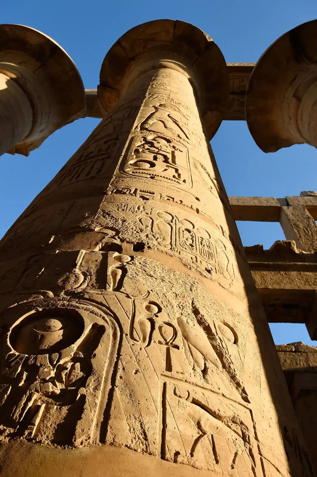 Säulen im Hypostyl des Karnak-Tempels in Luxor